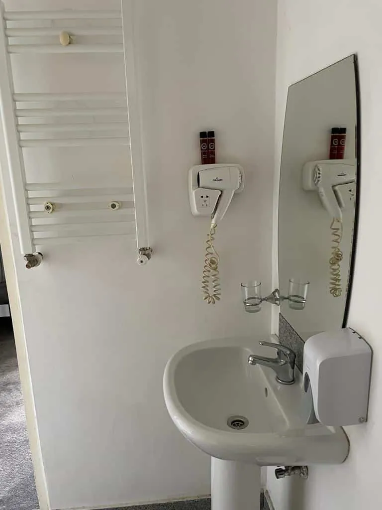 Baie cu uscator de par si prosoape
