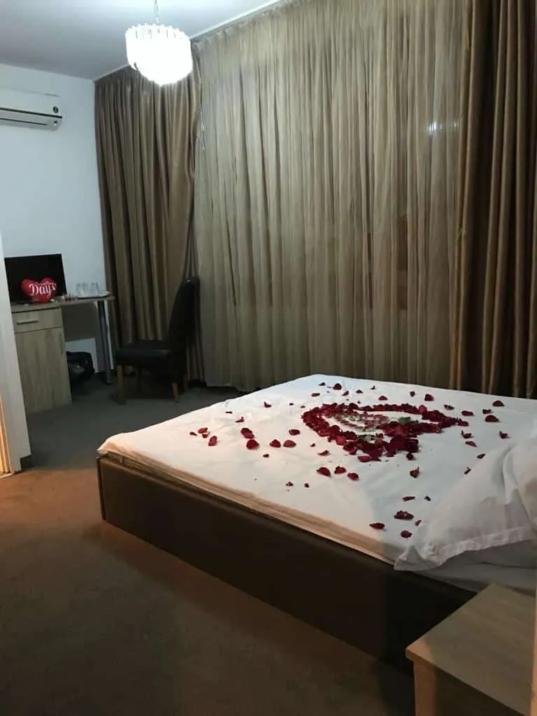 Camera cu decor romantic din petale de trandafir