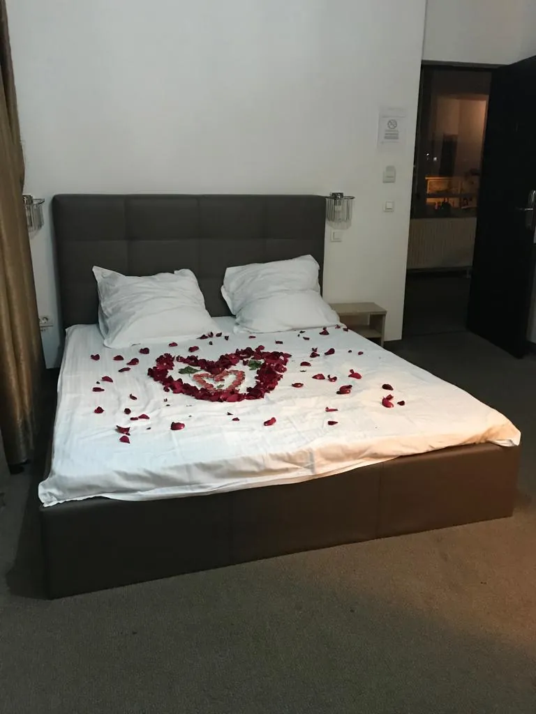 Pat cu inima din petale de trandafir, Hotel Vitan 273