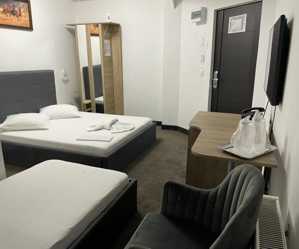 Camera cu doua paturi pentru trei persoane Camera cu doua paturi pentru trei persoane