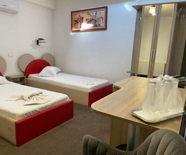 Camera cu doua paturi pentru doua persoane Camera cu doua paturi pentru doua persoane