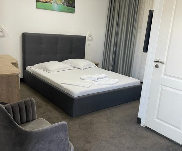 Camera cu pat matrimonial Camera cu pat matrimonial